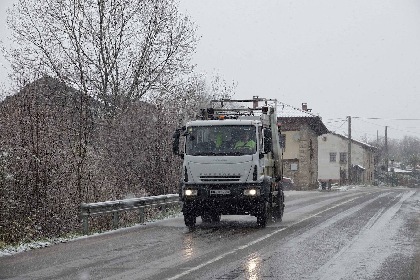 Marzo se despide dejando una imagen poco habitual durante la primavera. Parte del Principado de Asturias ha amanecido bajo un manto de nieve y la previsión meteorológica es que continúe nevando durante la jornada del martes. 