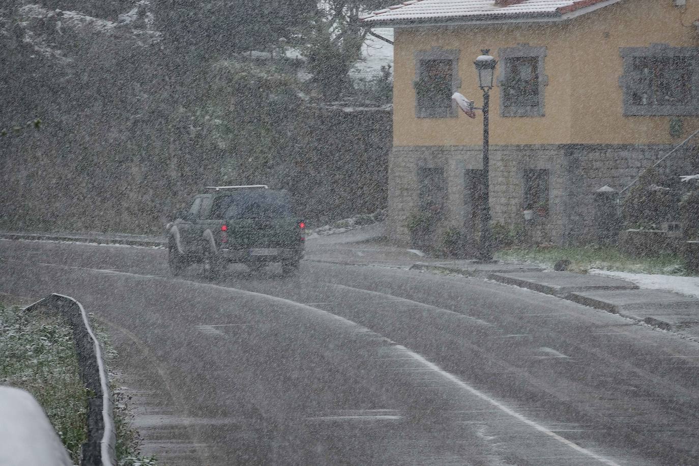 Marzo se despide dejando una imagen poco habitual durante la primavera. Parte del Principado de Asturias ha amanecido bajo un manto de nieve y la previsión meteorológica es que continúe nevando durante la jornada del martes. 