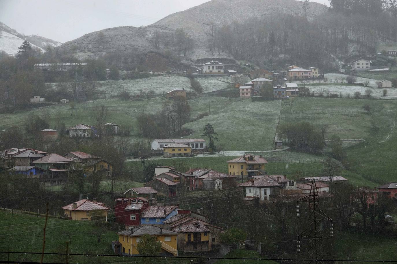 Marzo se despide dejando una imagen poco habitual durante la primavera. Parte del Principado de Asturias ha amanecido bajo un manto de nieve y la previsión meteorológica es que continúe nevando durante la jornada del martes. 