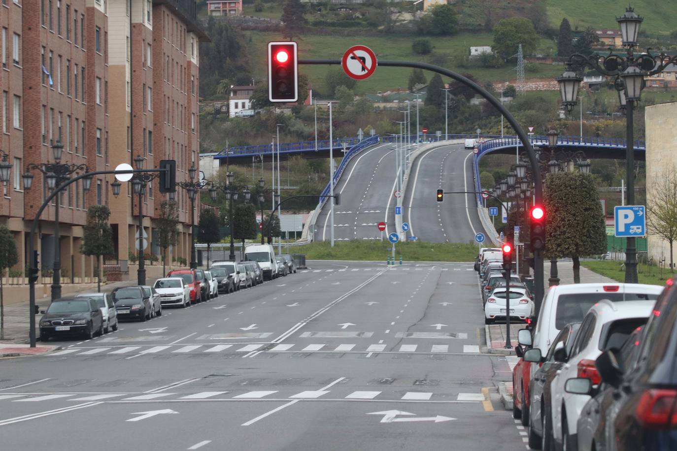 El Consejo de Ministros aprobó el domingo el Real Decreto en el que se endurecen las medidas de confinamiento durante la crisis del coronavirus. El documento prohíbe acudir a sus puestos de trabajo a gran parte de los empleados de todo el Principado de Asturias.