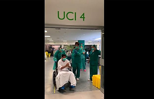 El segundo paciente que abandona la UCI, emocionado en una imagen extraída del vídeo. 