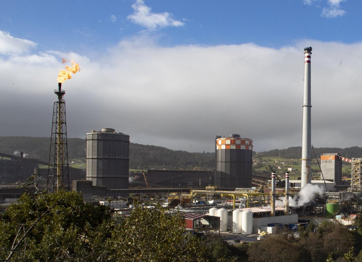 La planta de Arcelor de Gijón, con las baterías en primer término. 