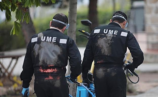 Efectivos de la UME se disponen a desinfectar un centro para personas con enfermedades mentales. 