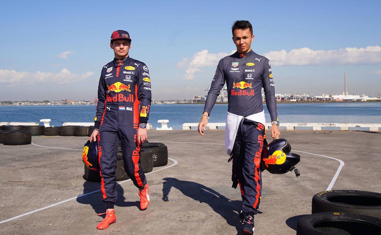 Max Verstappen y Alexander Albon, los dos pilotos de Red Bull para esta temporada. 
