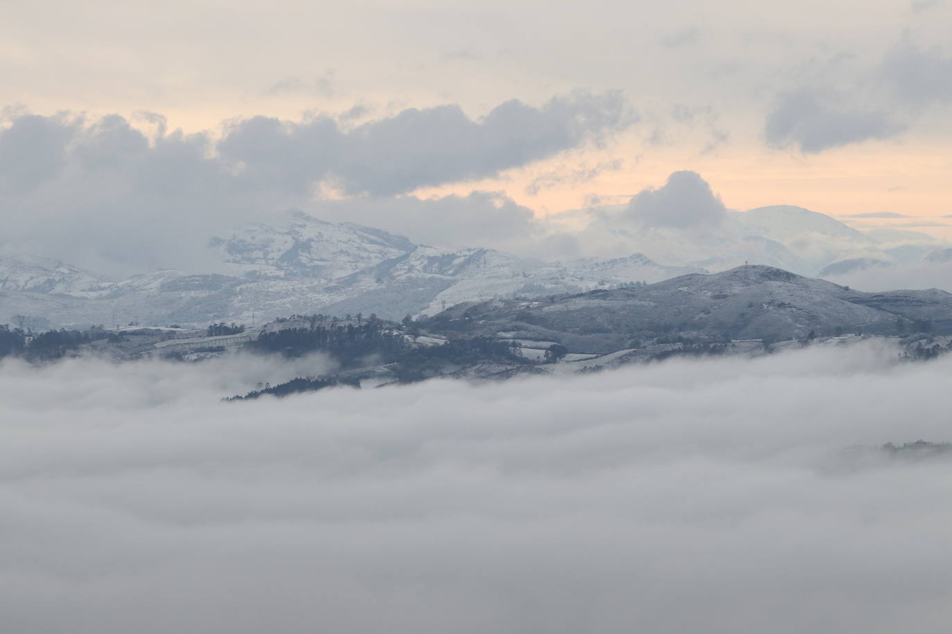 Un manto blanco ha cubierto las zonas altas de la capital asturiana y las cumbres que la rodean. Imágenes espectaculares en plena primavera desde El Cristo y El Naranco, con impresionantes vistas hacia el Aramo y la cordillera. 