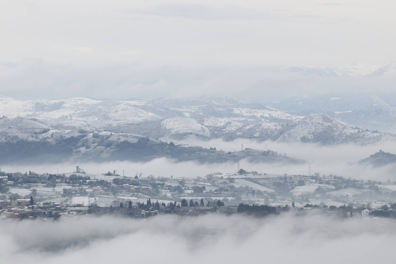 Un manto blanco ha cubierto las zonas altas de la capital asturiana y las cumbres que la rodean. Imágenes espectaculares en plena primavera desde El Cristo y El Naranco, con impresionantes vistas hacia el Aramo y la cordillera. 