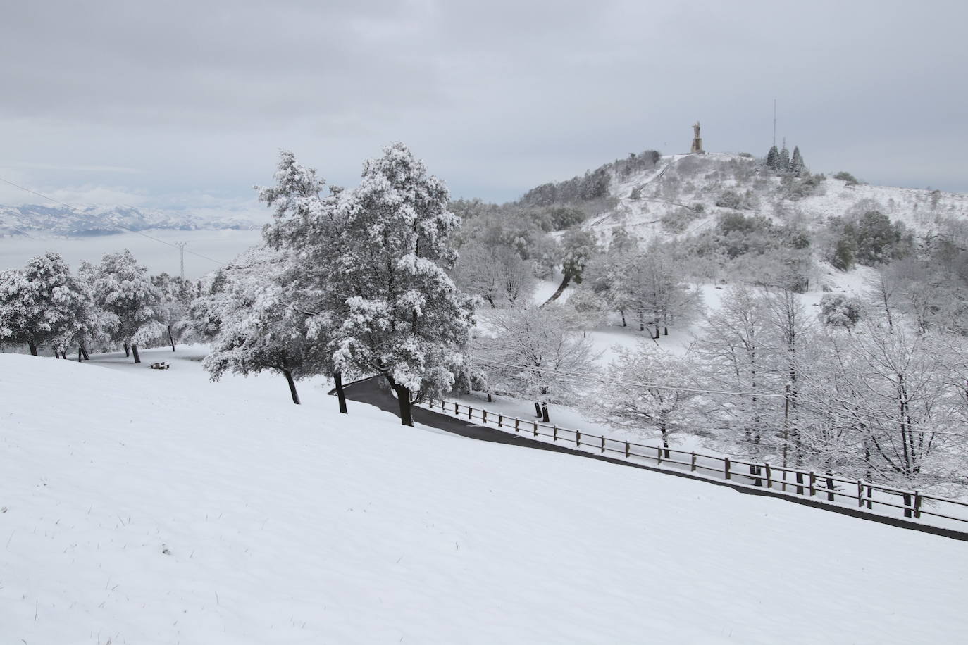 Un manto blanco ha cubierto las zonas altas de la capital asturiana y las cumbres que la rodean. Imágenes espectaculares en plena primavera desde El Cristo y El Naranco, con impresionantes vistas hacia el Aramo y la cordillera. 