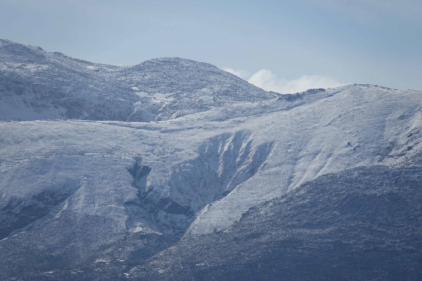 La recién estrenada primavera deja en la región una de esas nevadas que invitan a disfrutar del paisaje. Pese a que la mayoría de los asturianos la han vivido desde el confinamiento por el coronavirus, EL COMERCIO les invita a hacer un recorrido por las mejores estampas blancas de la región. 
