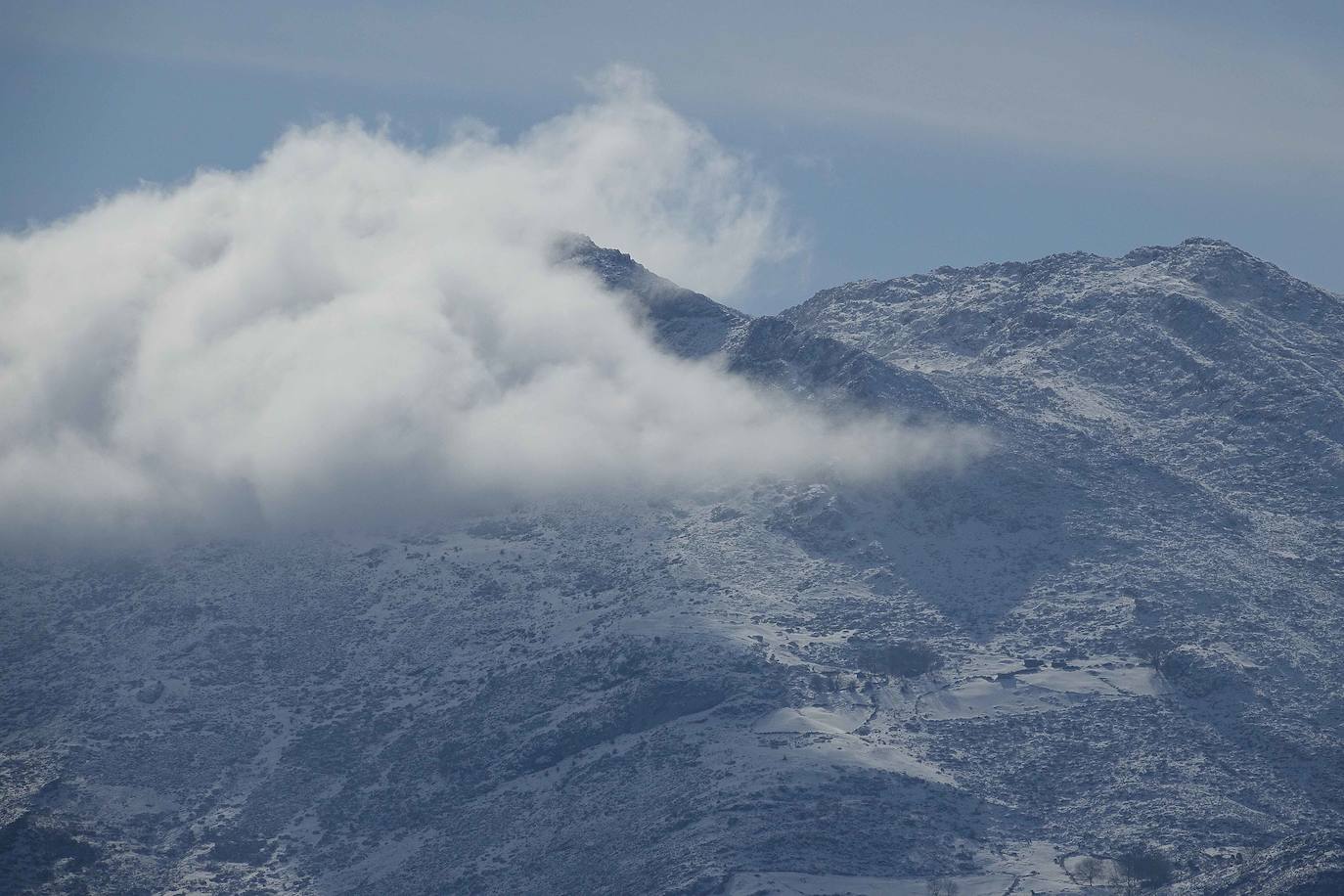 La recién estrenada primavera deja en la región una de esas nevadas que invitan a disfrutar del paisaje. Pese a que la mayoría de los asturianos la han vivido desde el confinamiento por el coronavirus, EL COMERCIO les invita a hacer un recorrido por las mejores estampas blancas de la región. 