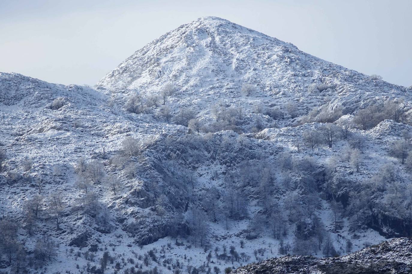 La recién estrenada primavera deja en la región una de esas nevadas que invitan a disfrutar del paisaje. Pese a que la mayoría de los asturianos la han vivido desde el confinamiento por el coronavirus, EL COMERCIO les invita a hacer un recorrido por las mejores estampas blancas de la región. 