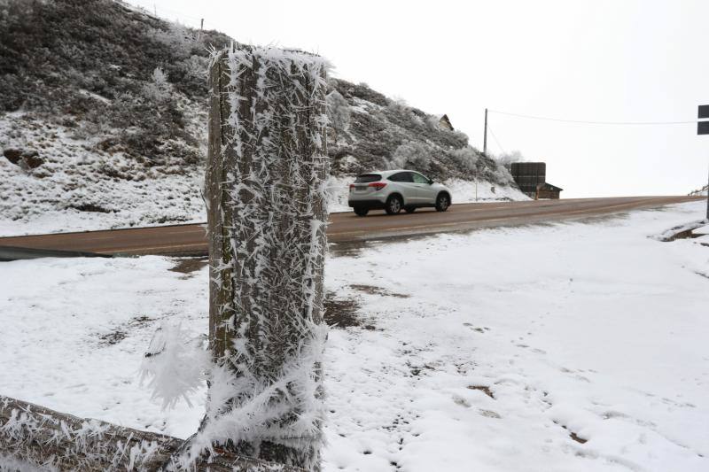 La recién estrenada primavera deja en la región una de esas nevadas que invitan a disfrutar del paisaje. Pese a que la mayoría de los asturianos la han vivido desde el confinamiento por el coronavirus, EL COMERCIO les invita a hacer un recorrido por las mejores estampas blancas de la región. 