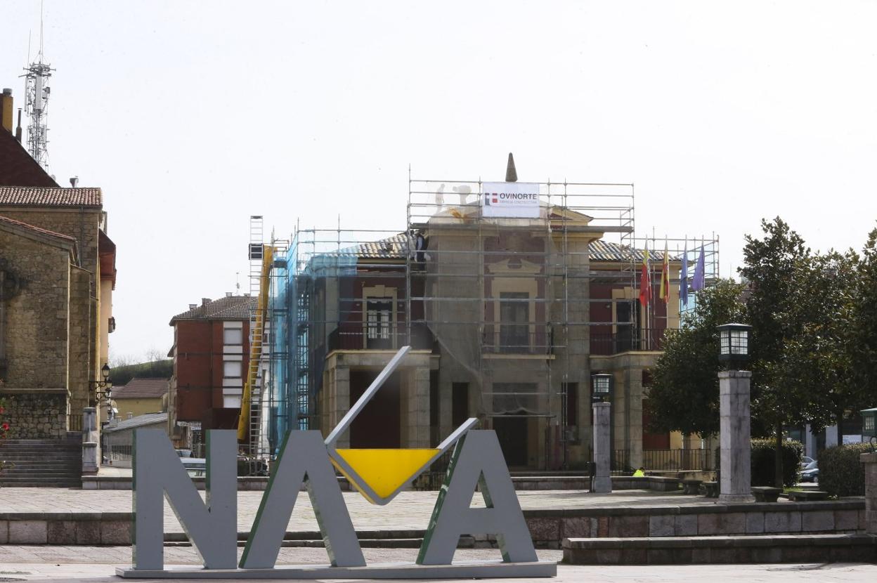 El Ayuntamiento de Nava cubierto con un andamio. 