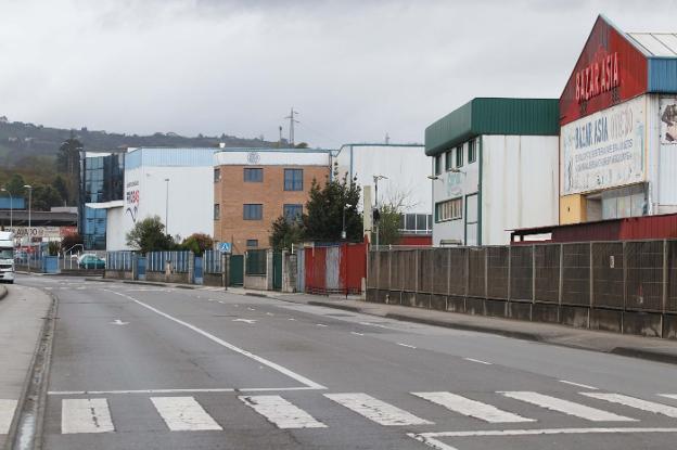 Asturias pacta el rescate de 30 industrias y sus auxiliares en mitad del caos