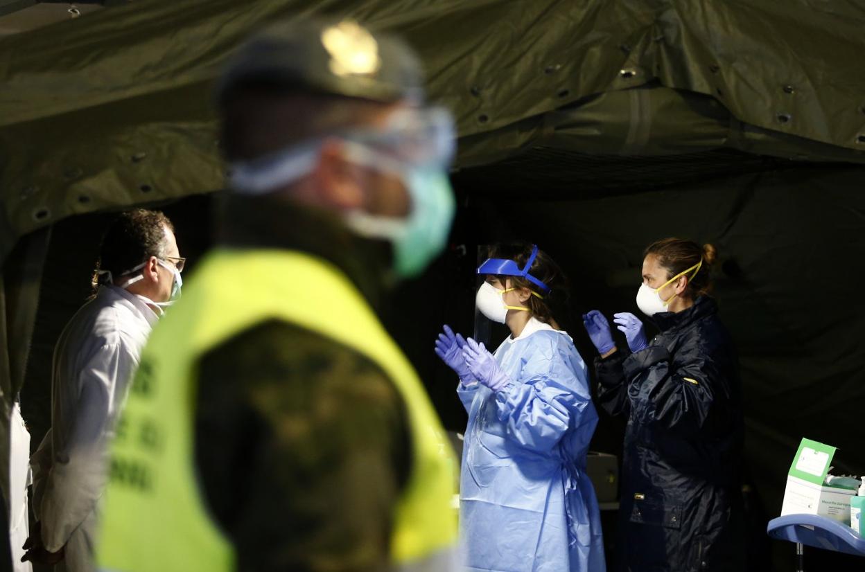 El personal del hospital de campaña, preparado para recoger una de las muestras. 