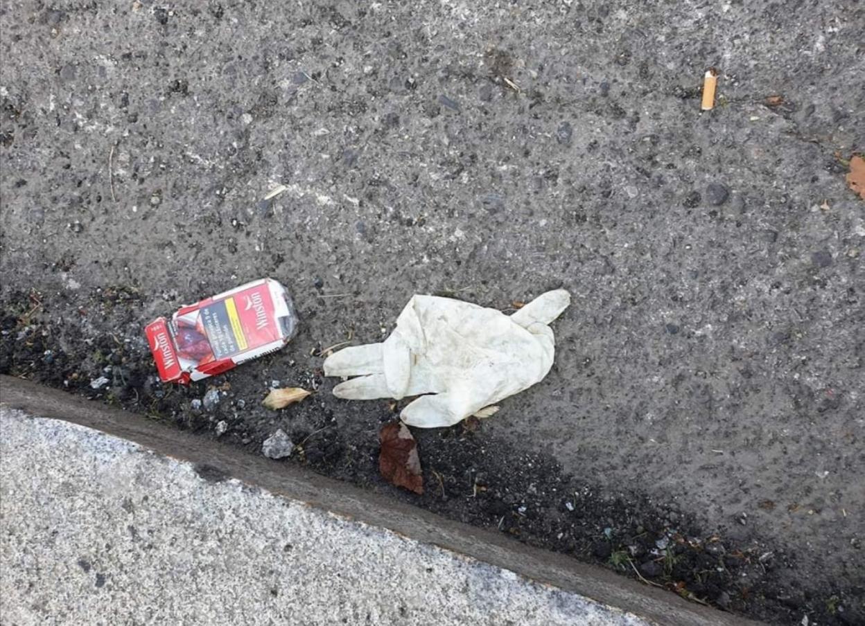 Los guantes desechables que usan algunas personas para prevenir el coronavirus comienzan a verse tirados en las calles de Gijón. 