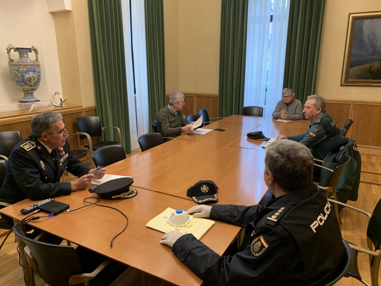 Desde la izquierda, y en sentido de las agujas del reloj, el comisario jefe de la Policía Local, Alejandro Martínez Gallo; el concejal de Policía Local, José Luis Fernández; la alcaldesa de Gijón, Ana González; el capitán de la Guardia Civil y jefe de la Compañía de Gijón, Francisco Javier López Alegre, y el jefe de la Brigada de Seguridad Ciudadana, Sergio Fernández Valle, reunidos en el Ayuntamiento. 