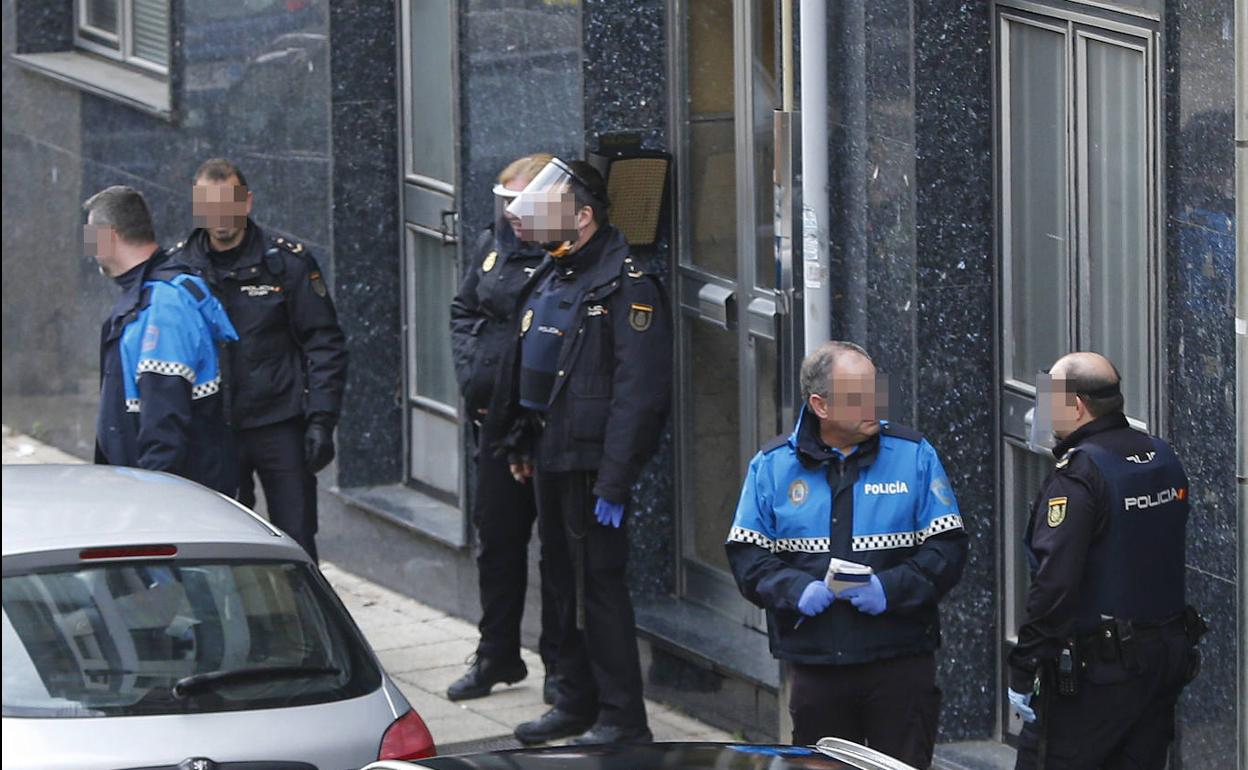 La Policía detiene a un hombre que paseaba por Blimea con un arma blanca casera. 
