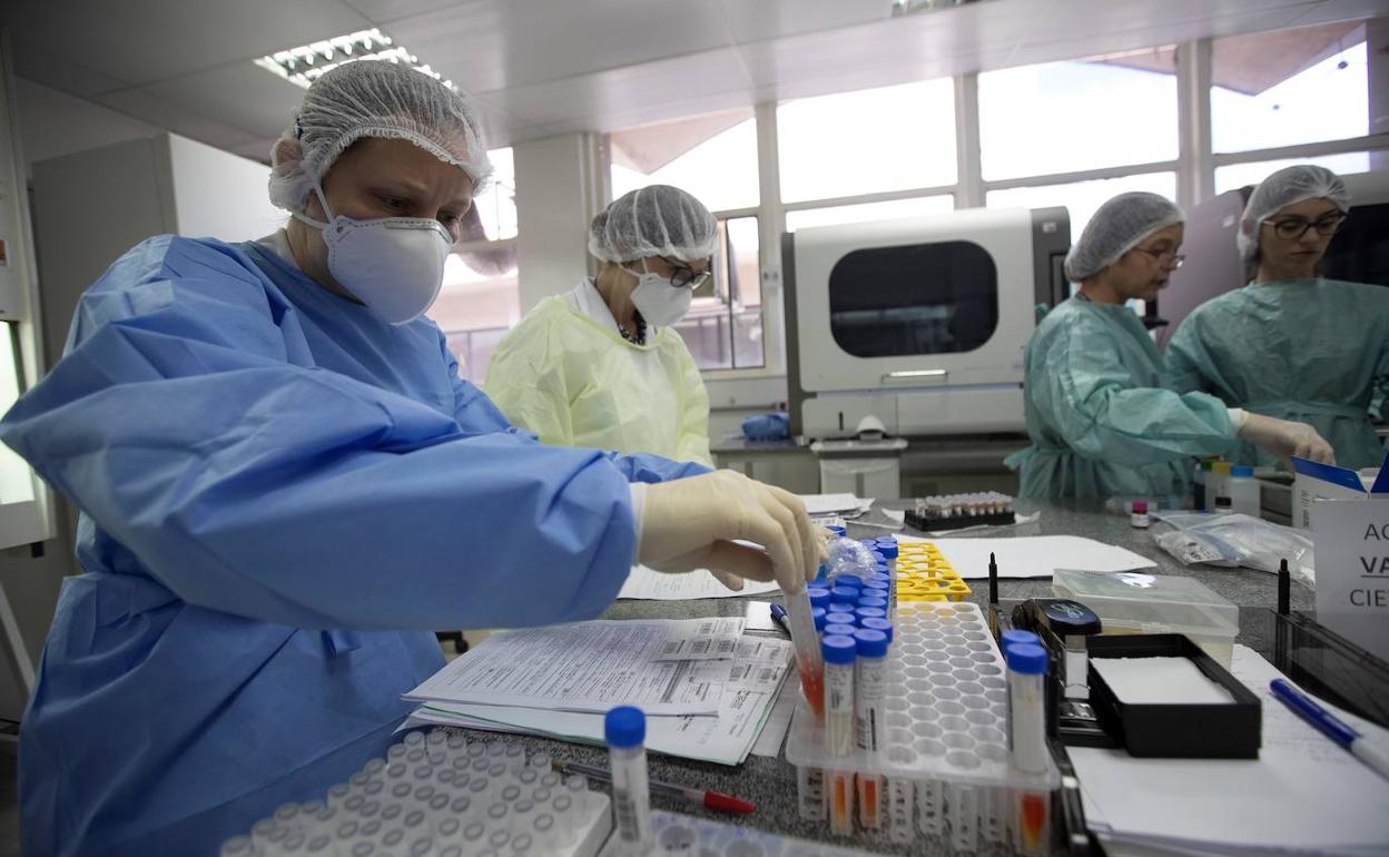 rabajadores del Laboratorio Central de Salud Pública de Brasilia.