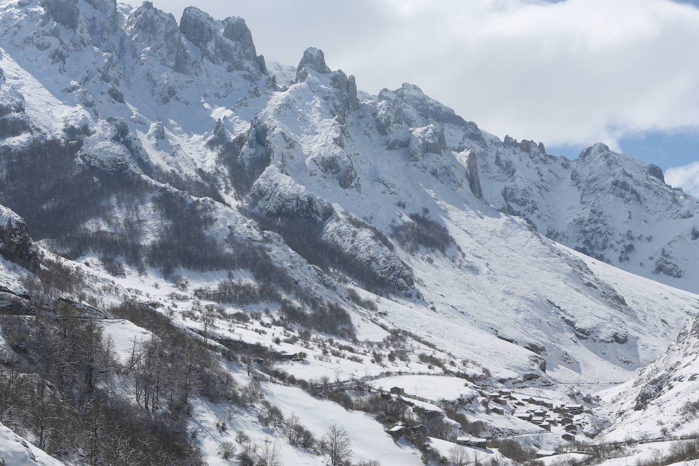La recién estrenada primavera deja en la región una de esas nevadas que invitan a disfrutar del paisaje. Pese a que la mayoría de los asturianos la han vivido desde el confinamiento por el coronavirus, EL COMERCIO les invita a hacer un recorrido por las mejores estampas blancas de la región. 