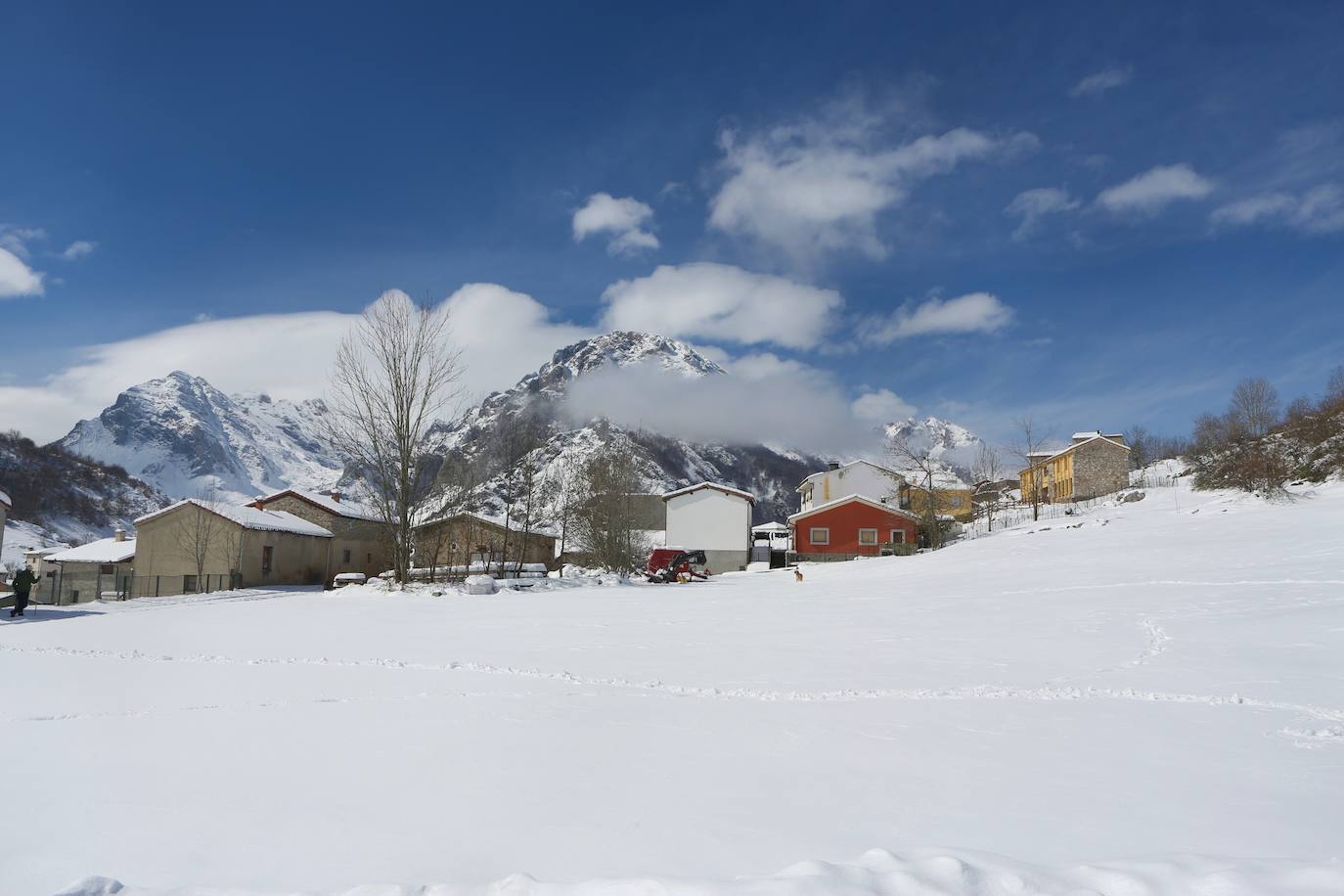La recién estrenada primavera deja en la región una de esas nevadas que invitan a disfrutar del paisaje. Pese a que la mayoría de los asturianos la han vivido desde el confinamiento por el coronavirus, EL COMERCIO les invita a hacer un recorrido por las mejores estampas blancas de la región. 