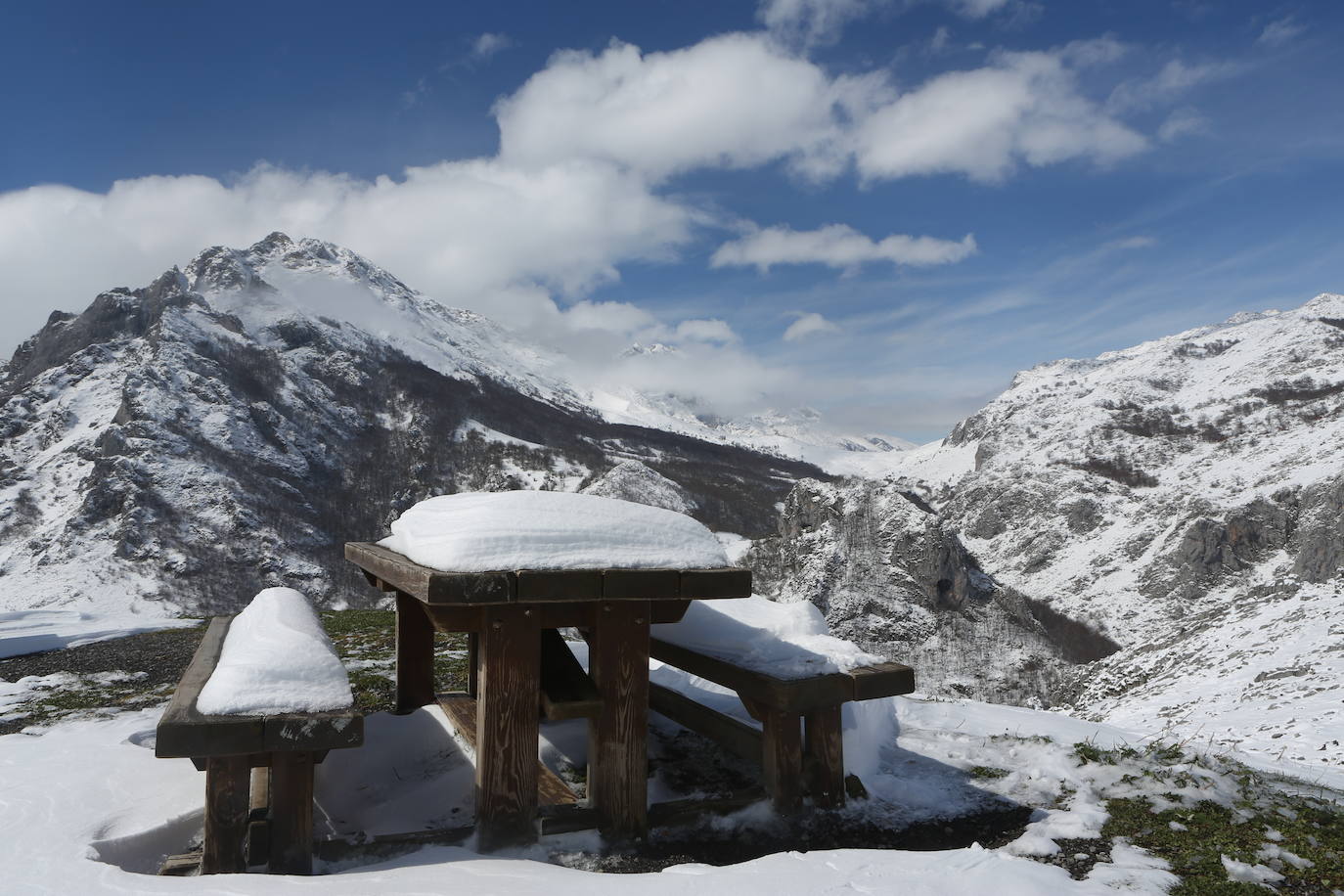 La recién estrenada primavera deja en la región una de esas nevadas que invitan a disfrutar del paisaje. Pese a que la mayoría de los asturianos la han vivido desde el confinamiento por el coronavirus, EL COMERCIO les invita a hacer un recorrido por las mejores estampas blancas de la región. 