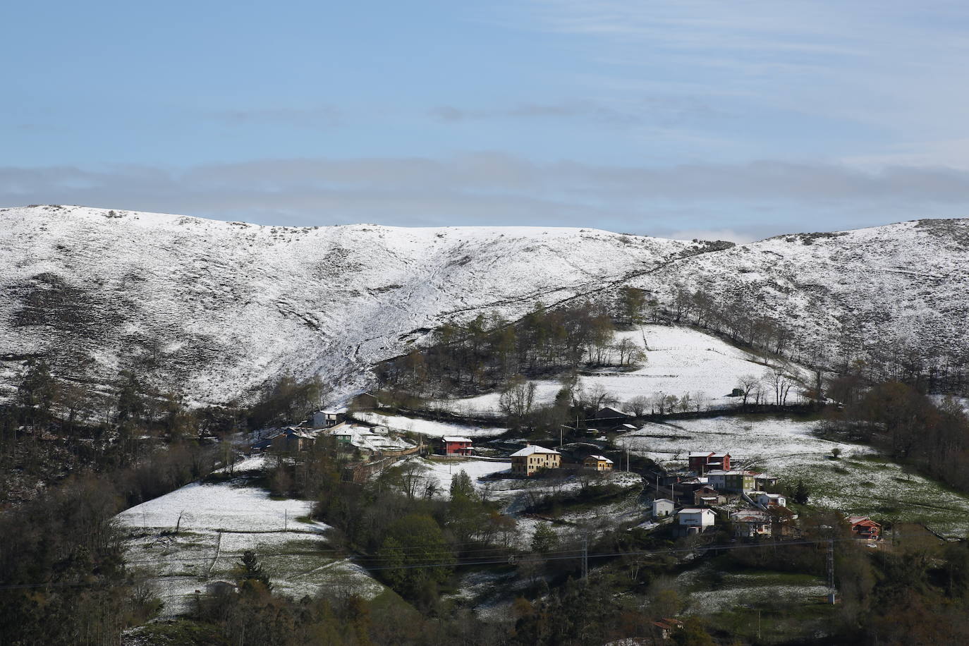 La recién estrenada primavera deja en la región una de esas nevadas que invitan a disfrutar del paisaje. Pese a que la mayoría de los asturianos la han vivido desde el confinamiento por el coronavirus, EL COMERCIO les invita a hacer un recorrido por las mejores estampas blancas de la región. 