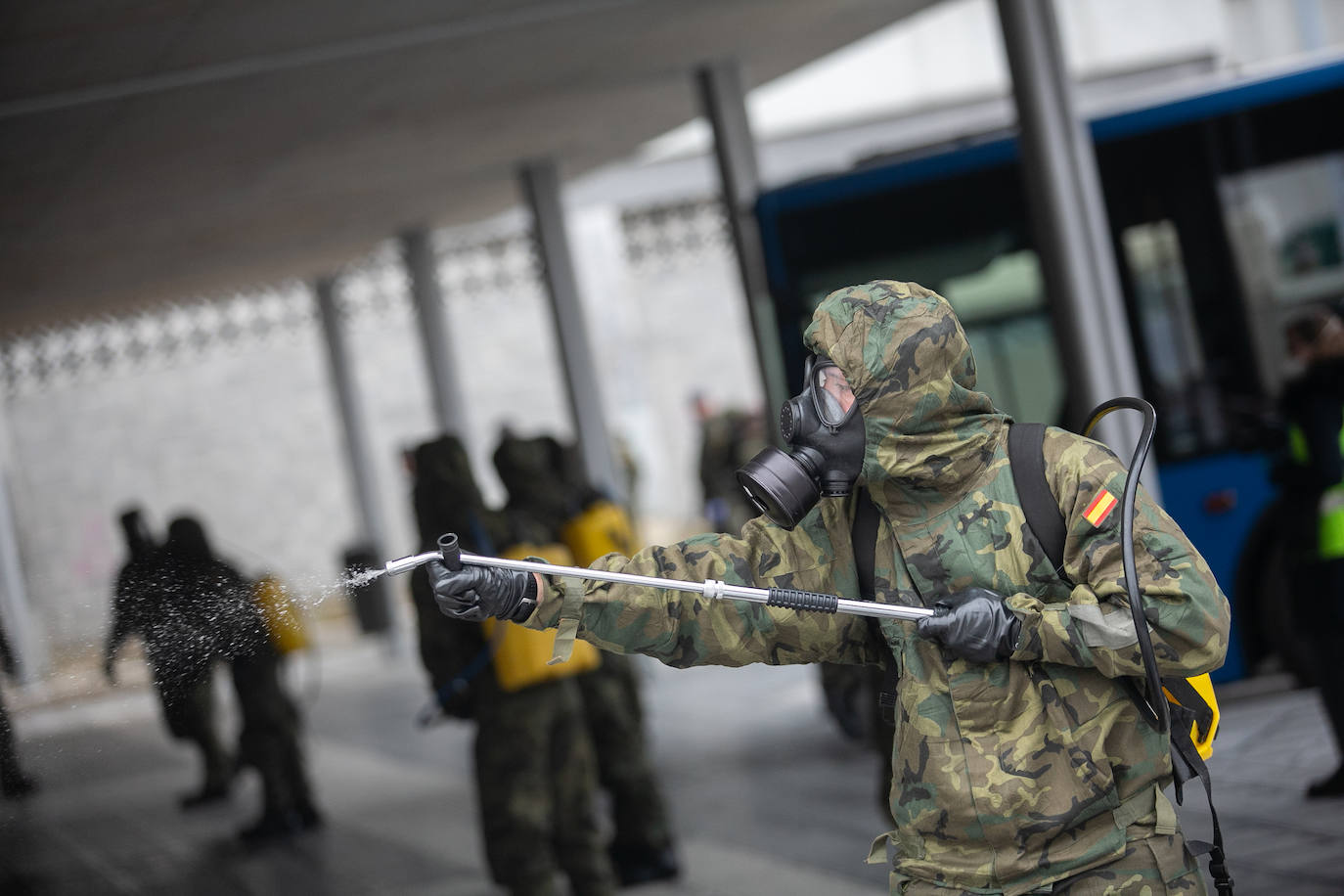 Los equipos de descontaminación del Ejército de Tierra han realilzado labores de desinfección en las estaciones de tren y de autobús de Siero. También se han desplegado, dentro de la Operación Balmis, en Oviedo Y Gijón. Se trata de efectivos que pertenecen al Regimiento de Infantería Príncipe número 3, que forma parte de la Brigada Galicia VII y que tiene su sede en el acuartelamiento de Cabo Noval.