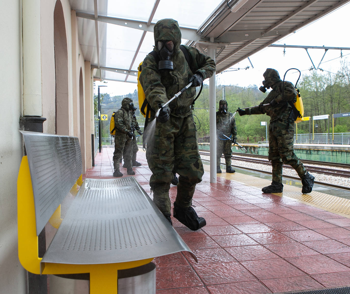 Los equipos de descontaminación del Ejército de Tierra han realilzado labores de desinfección en las estaciones de tren y de autobús de Siero. También se han desplegado, dentro de la Operación Balmis, en Oviedo Y Gijón. Se trata de efectivos que pertenecen al Regimiento de Infantería Príncipe número 3, que forma parte de la Brigada Galicia VII y que tiene su sede en el acuartelamiento de Cabo Noval.