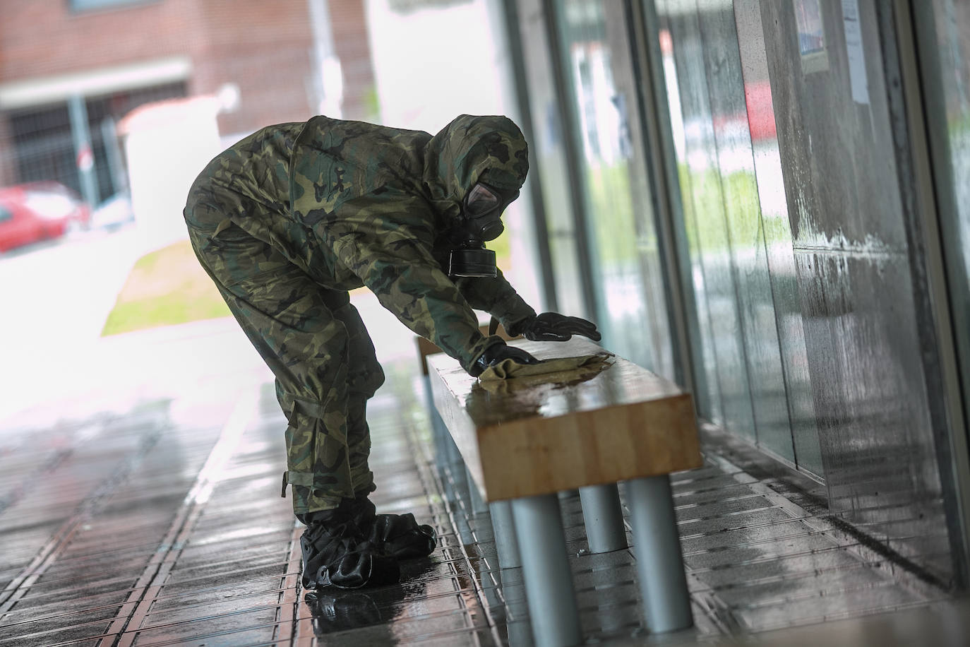 Los equipos de descontaminación del Ejército de Tierra han realilzado labores de desinfección en las estaciones de tren y de autobús de Siero. También se han desplegado, dentro de la Operación Balmis, en Oviedo Y Gijón. Se trata de efectivos que pertenecen al Regimiento de Infantería Príncipe número 3, que forma parte de la Brigada Galicia VII y que tiene su sede en el acuartelamiento de Cabo Noval.