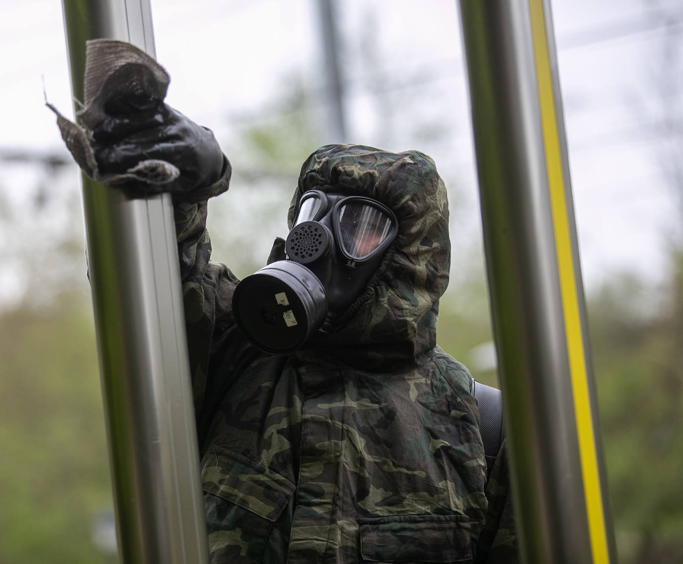 Los equipos de descontaminación del Ejército de Tierra han realilzado labores de desinfección en las estaciones de tren y de autobús de Siero. También se han desplegado, dentro de la Operación Balmis, en Oviedo Y Gijón. Se trata de efectivos que pertenecen al Regimiento de Infantería Príncipe número 3, que forma parte de la Brigada Galicia VII y que tiene su sede en el acuartelamiento de Cabo Noval.