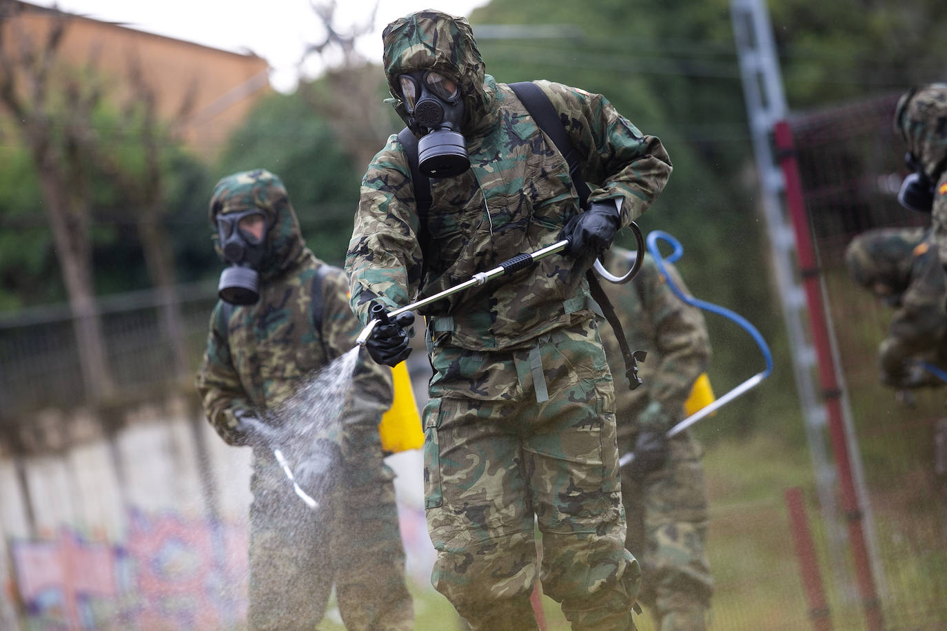 Los equipos de descontaminación del Ejército de Tierra han realilzado labores de desinfección en las estaciones de tren y de autobús de Siero. También se han desplegado, dentro de la Operación Balmis, en Oviedo Y Gijón. Se trata de efectivos que pertenecen al Regimiento de Infantería Príncipe número 3, que forma parte de la Brigada Galicia VII y que tiene su sede en el acuartelamiento de Cabo Noval.