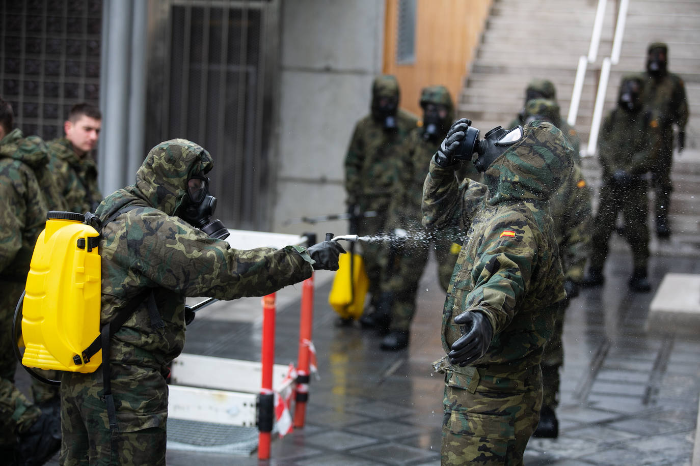 Los equipos de descontaminación del Ejército de Tierra han realilzado labores de desinfección en las estaciones de tren y de autobús de Siero. También se han desplegado, dentro de la Operación Balmis, en Oviedo Y Gijón. Se trata de efectivos que pertenecen al Regimiento de Infantería Príncipe número 3, que forma parte de la Brigada Galicia VII y que tiene su sede en el acuartelamiento de Cabo Noval.