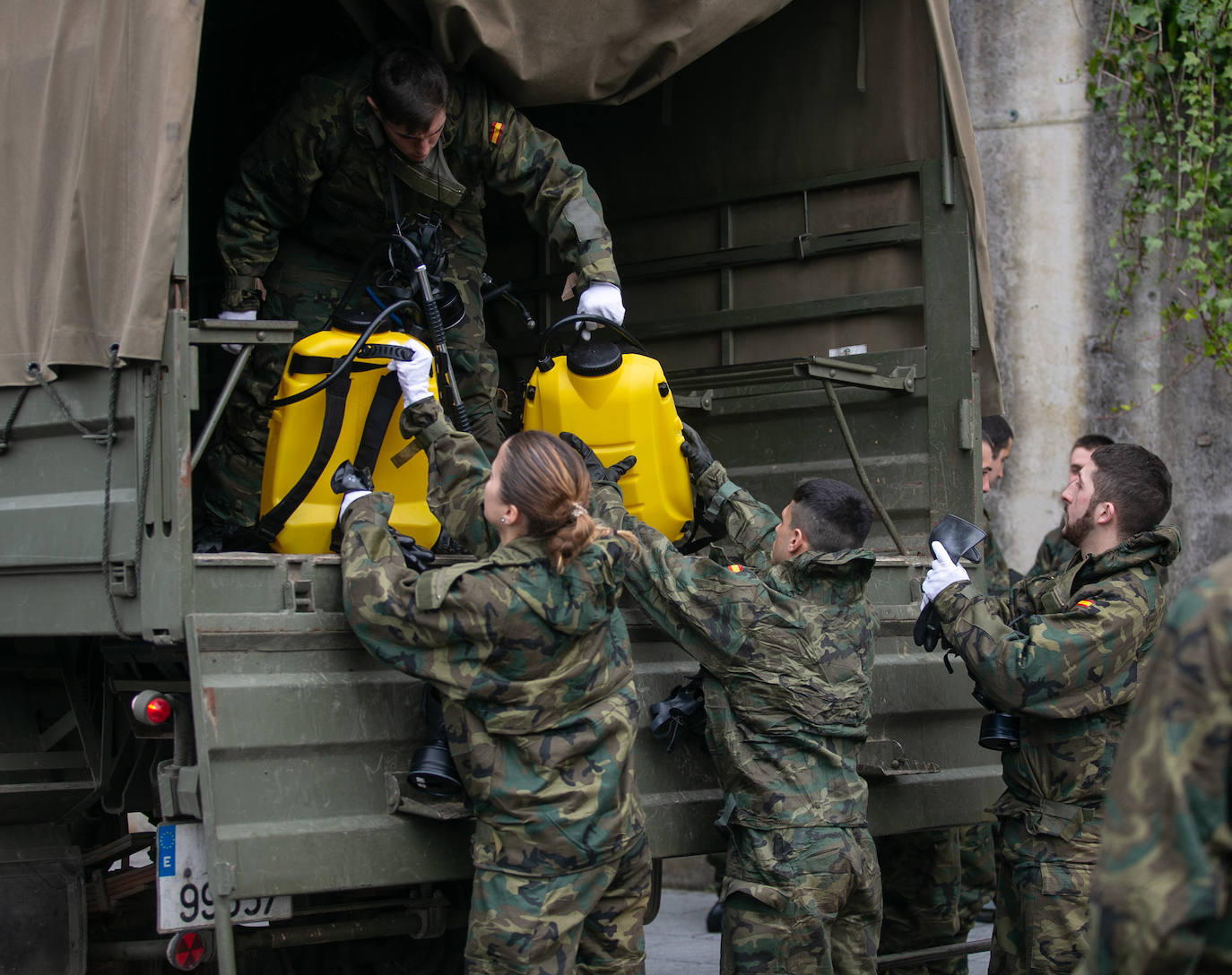 Los equipos de descontaminación del Ejército de Tierra han realilzado labores de desinfección en las estaciones de tren y de autobús de Siero. También se han desplegado, dentro de la Operación Balmis, en Oviedo Y Gijón. Se trata de efectivos que pertenecen al Regimiento de Infantería Príncipe número 3, que forma parte de la Brigada Galicia VII y que tiene su sede en el acuartelamiento de Cabo Noval.