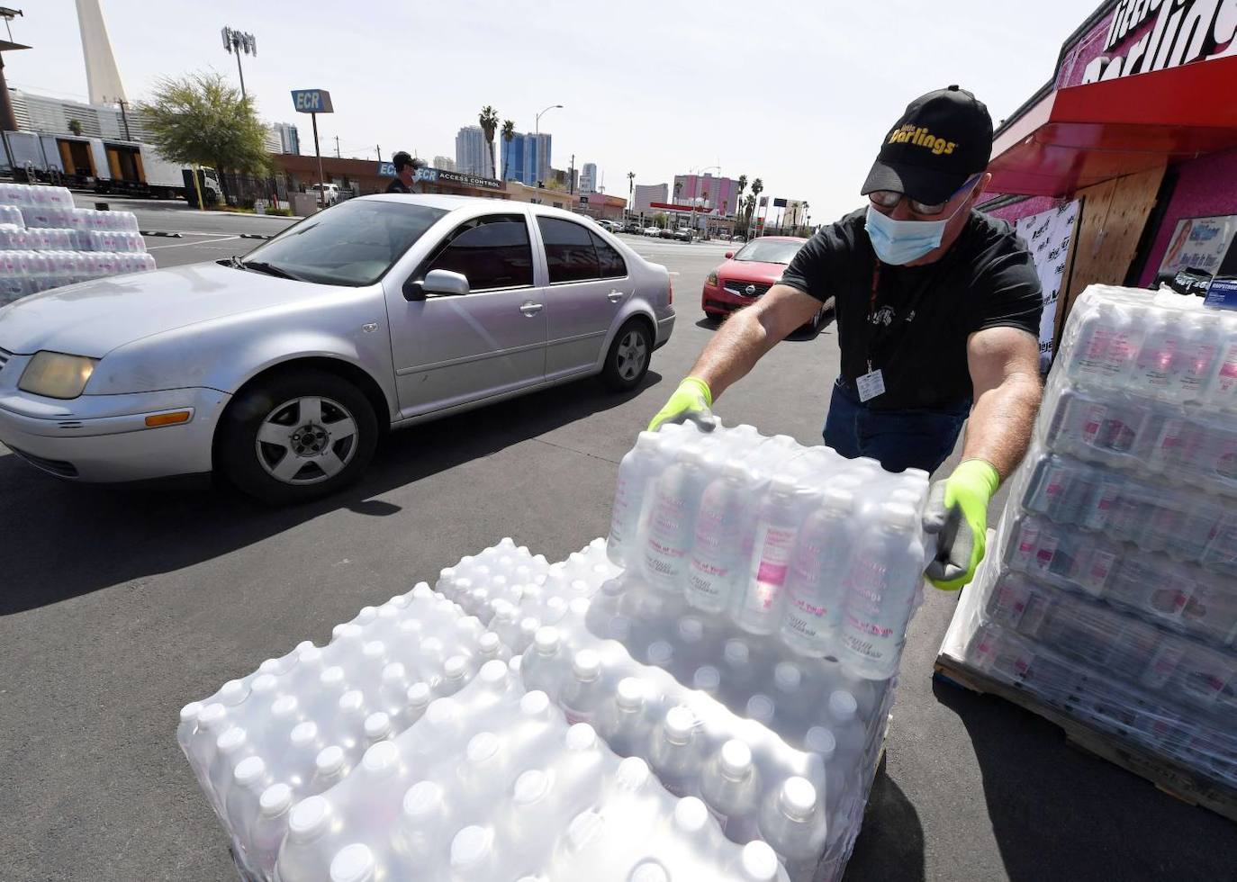 Medio millar de personas sin hogar se han quedado al raso al cerrarse un centro de caridad donde pasaban la noche por el coronavirus en Las Vegas. Las autoridades han instalado un albergue provisional en un parking al aire libre.