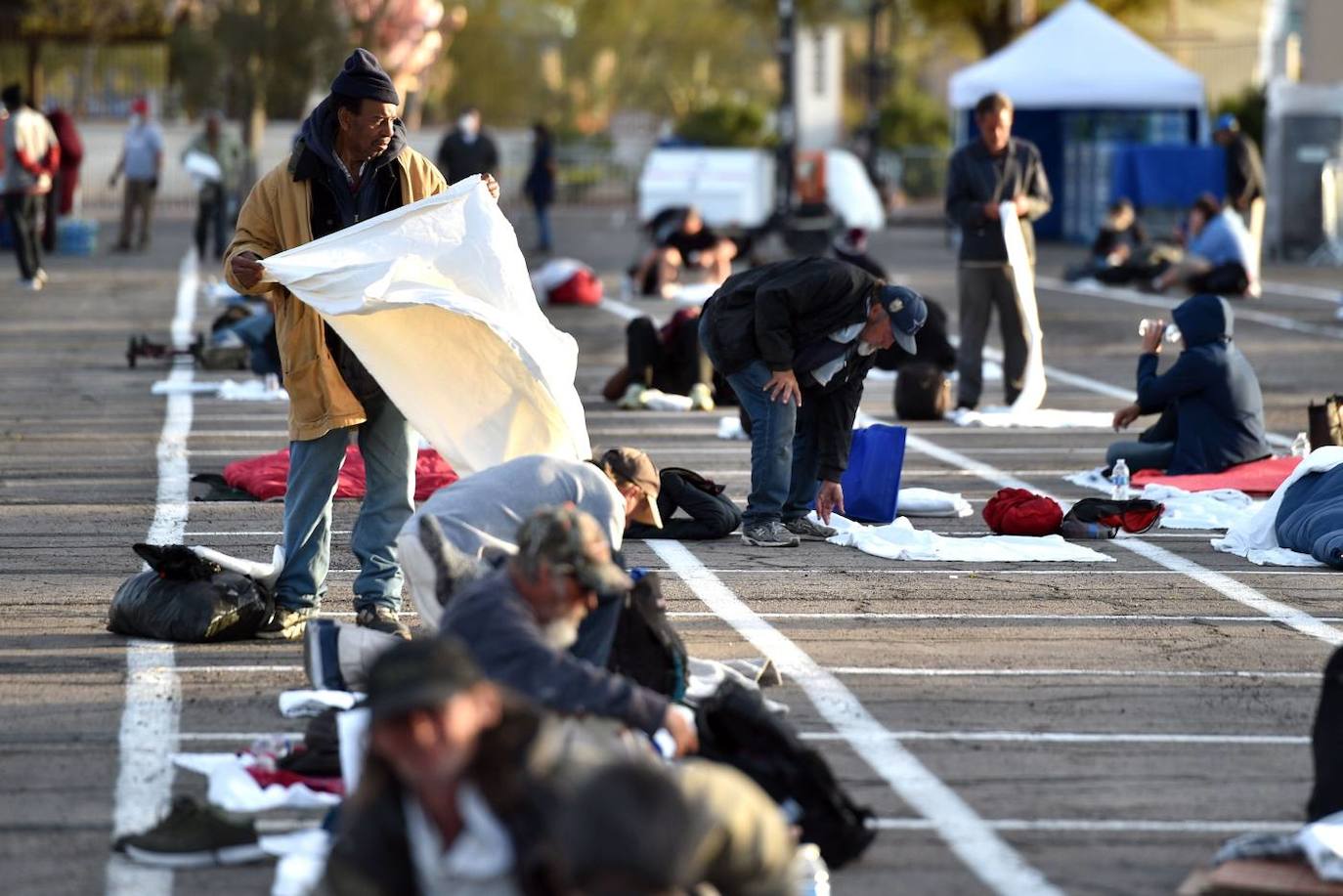 Medio millar de personas sin hogar se han quedado al raso al cerrarse un centro de caridad donde pasaban la noche por el coronavirus en Las Vegas. Las autoridades han instalado un albergue provisional en un parking al aire libre.