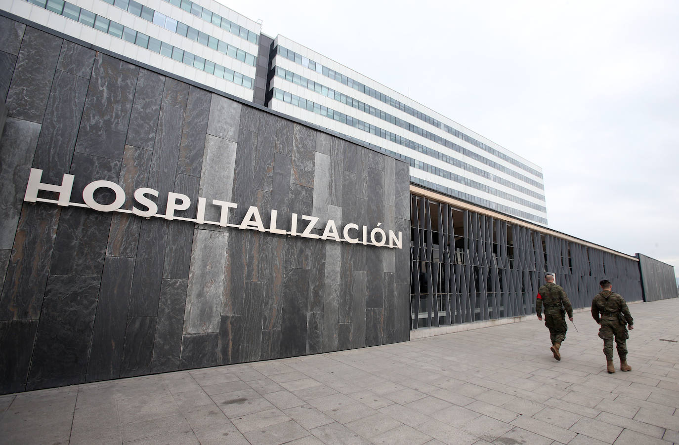 Trabajo de los profesionales sanitarios en el hospital instalado en el aparcamiento subterráneo del centro sanitario ovetense. 