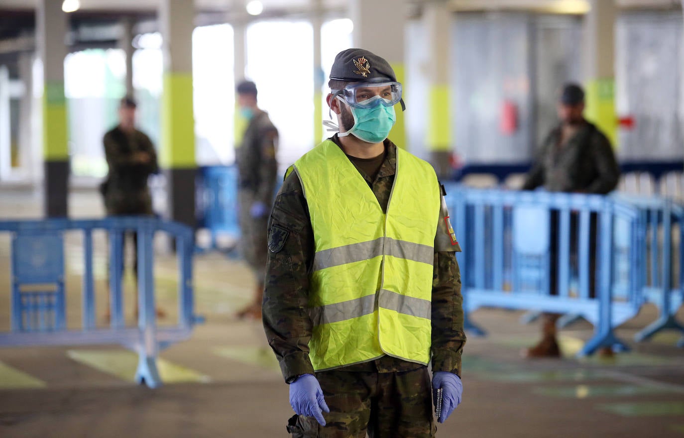 Trabajo de los profesionales sanitarios en el hospital instalado en el aparcamiento subterráneo del centro sanitario ovetense 