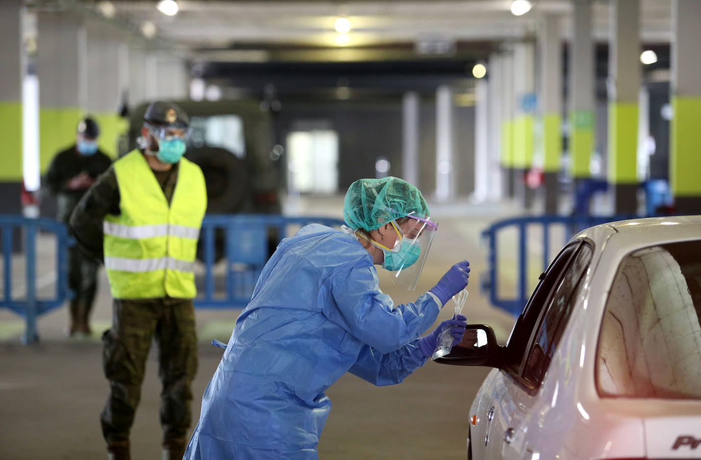 Trabajo de los profesionales sanitarios en el hospital instalado en el aparcamiento subterráneo del centro sanitario ovetense. 