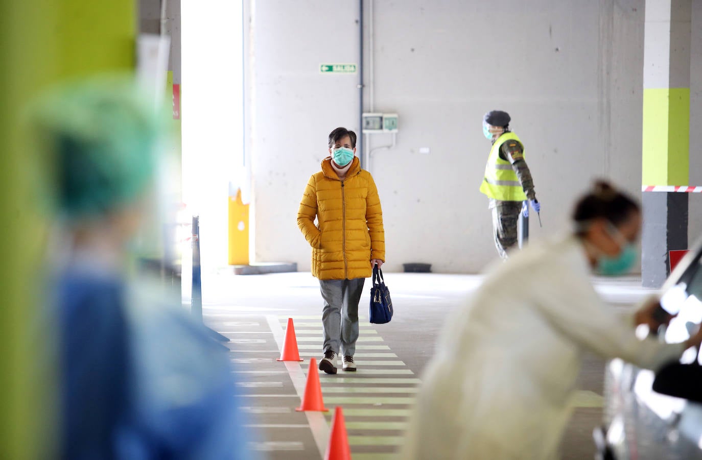 Trabajo de los profesionales sanitarios en el hospital instalado en el aparcamiento subterráneo del centro sanitario ovetense. 