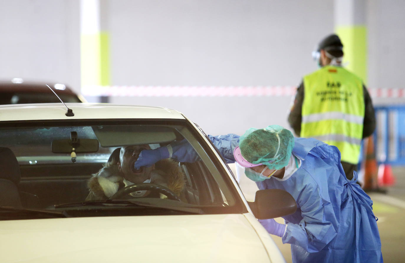 Trabajo de los profesionales sanitarios en el hospital instalado en el aparcamiento subterráneo del centro sanitario ovetense. 