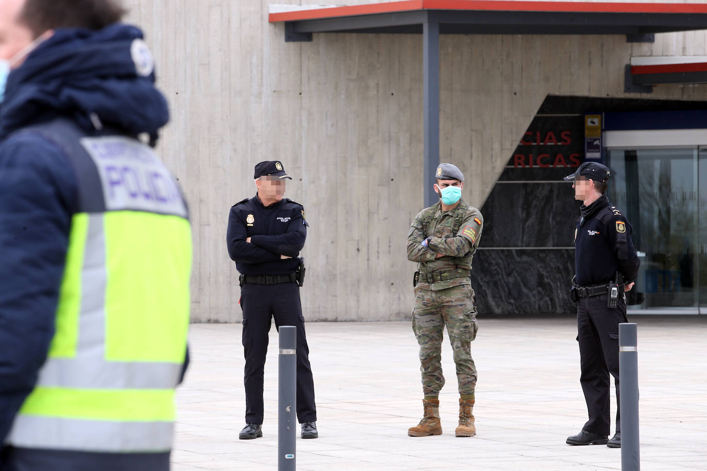 Trabajo de los profesionales sanitarios en el hospital instalado en el aparcamiento subterráneo del centro sanitario ovetense. 