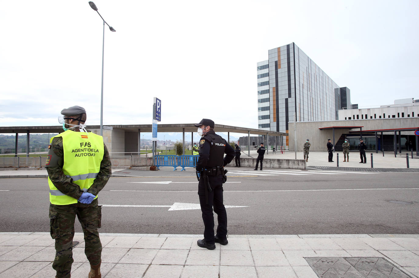 Trabajo de los profesionales sanitarios en el hospital instalado en el aparcamiento subterráneo del centro sanitario ovetense. 