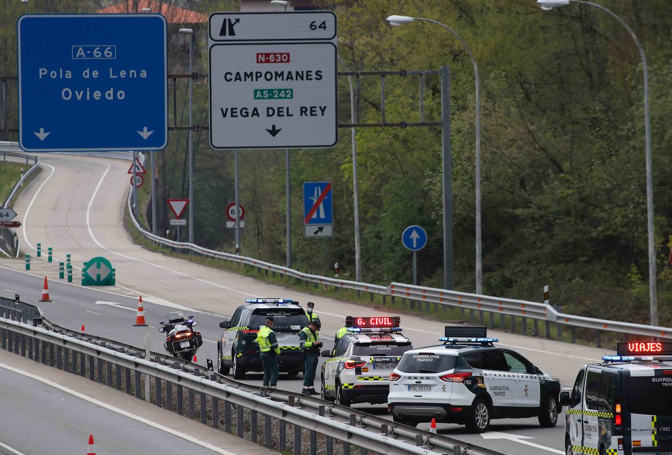 La Guardia Civil controla en Campomanes la entrada de vehículos hacia el Principado