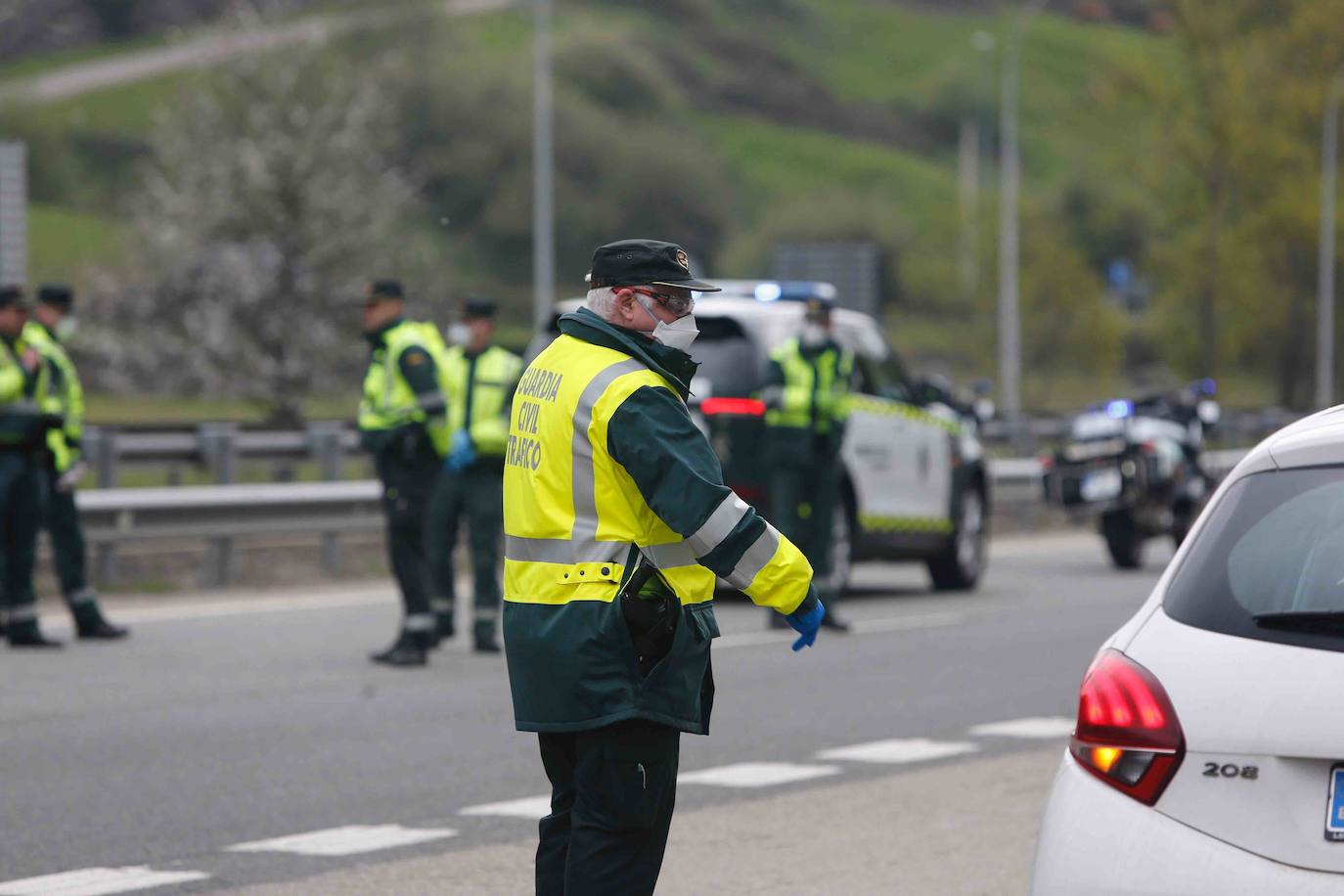 La Guardia Civil controla en Campomanes la entrada de vehículos hacia el Principado 