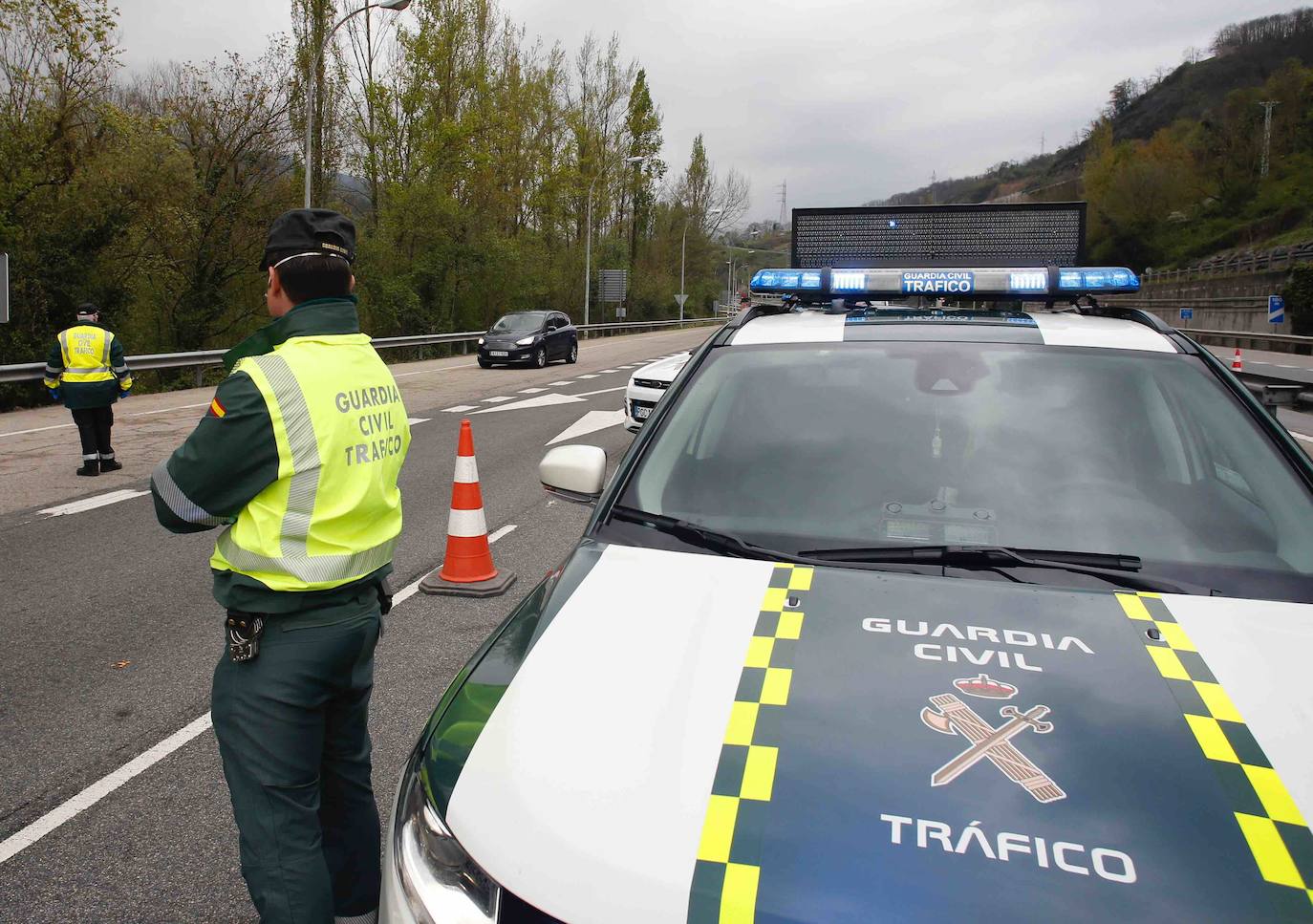 La Guardia Civil controla en Campomanes la entrada de vehículos hacia el Principado