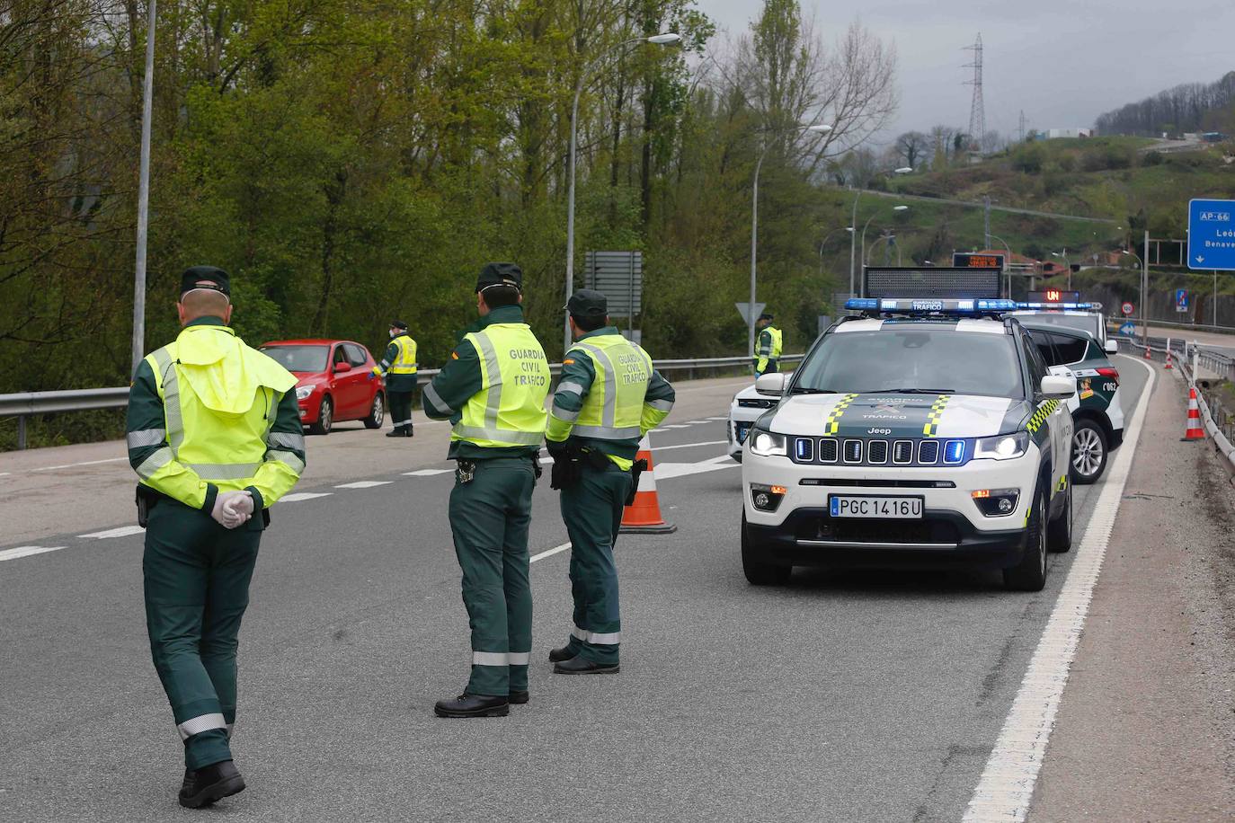 La Guardia Civil controla en Campomanes la entrada de vehículos hacia el Principado