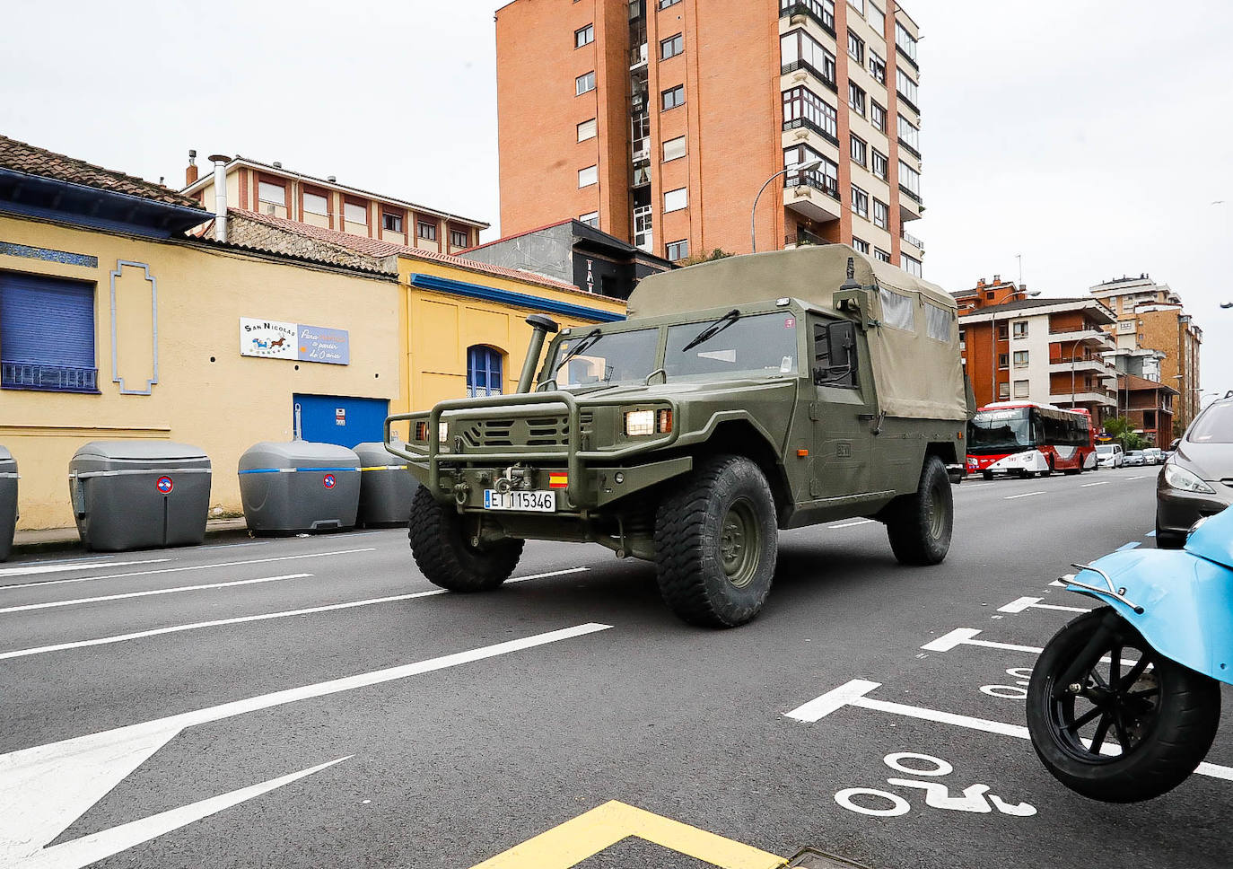 Agentes de la Policía Local continúan los controles en la ciudad, donde a lo largo del pasado martes se sancionó a un total de 33 personas por incumplir el Estado de Alarma. Según la información facilitada por el Ayuntamiento gijonés, se constata que cada vez son menos las personas que se saltan el confinamiento y salen a la calle sin causa justificada.