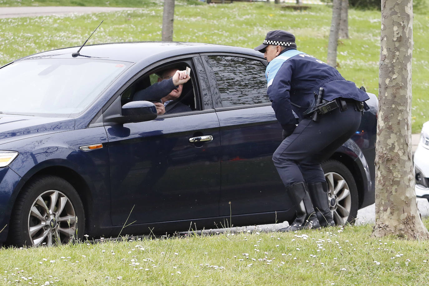 Agentes de la Policía Local continúan los controles en la ciudad, donde a lo largo del pasado martes se sancionó a un total de 33 personas por incumplir el Estado de Alarma. Según la información facilitada por el Ayuntamiento gijonés, se constata que cada vez son menos las personas que se saltan el confinamiento y salen a la calle sin causa justificada.