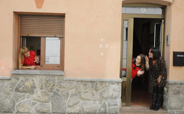 Laura García saluda a su hija y a su madre desde la habitación donde guarda cuarentena.