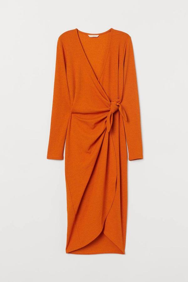 Vestido cruzado en V en color naranja y de H&M, 34,99 euros.